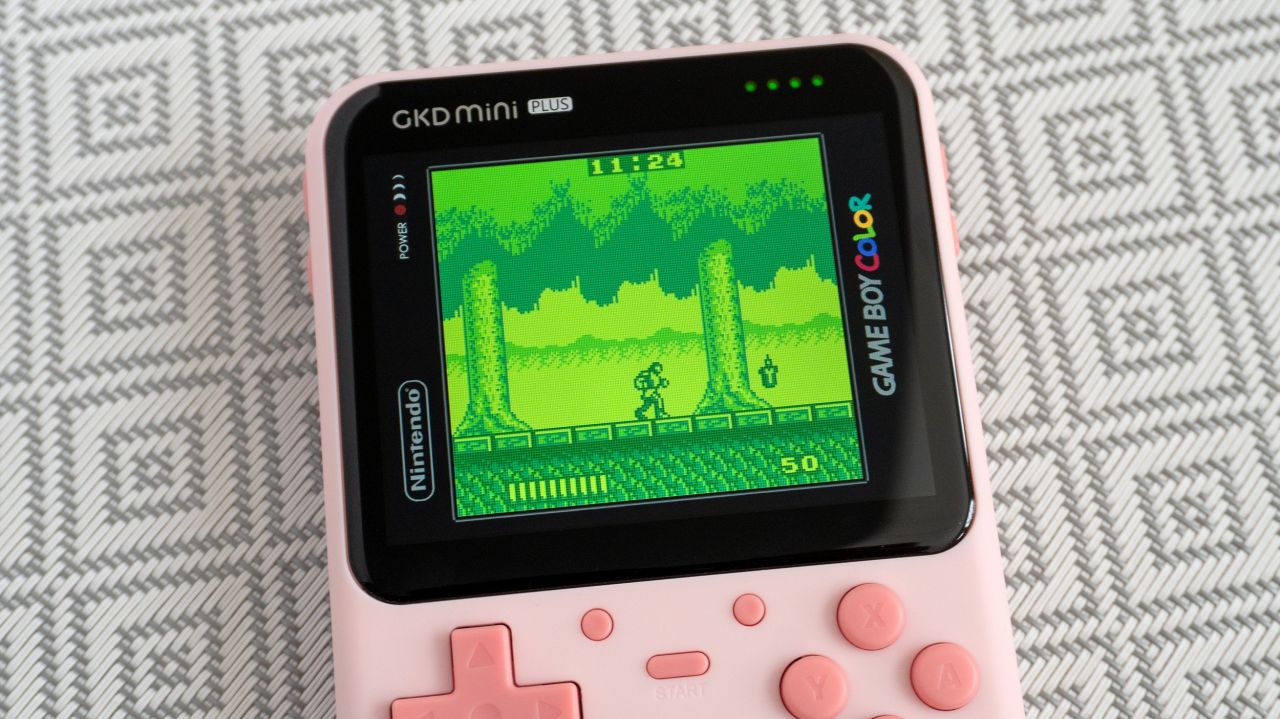 The 640x480 screen on the GKD Mini Plus looks fantastic, and RetroArch allows games to be tweaked so they look like they did on original hardware. (Photo: Andrew Liszewski | Gizmodo)