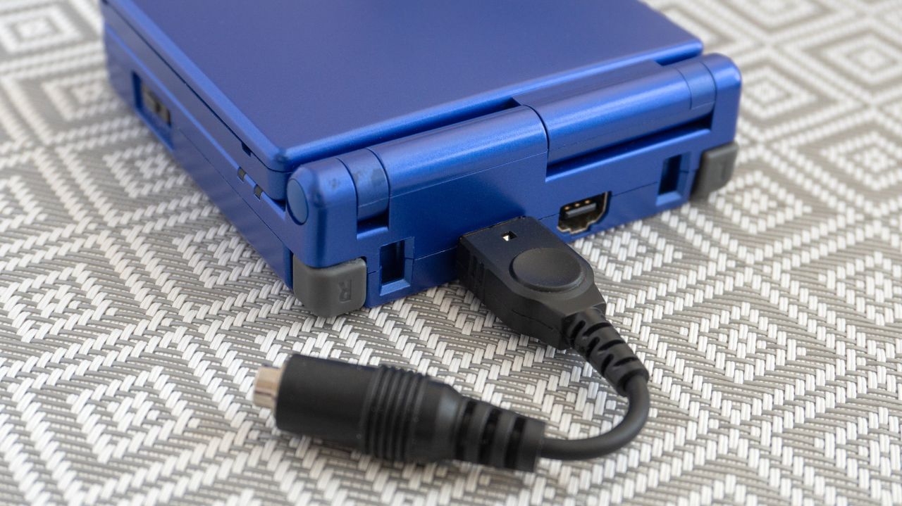 All models of the GBA SP lacked a standard headphone jack, instead requiring gamers to use a small headphone adaptor cable that connected to the handheld's link cable port. (Photo: Andrew Liszewski | Gizmodo)