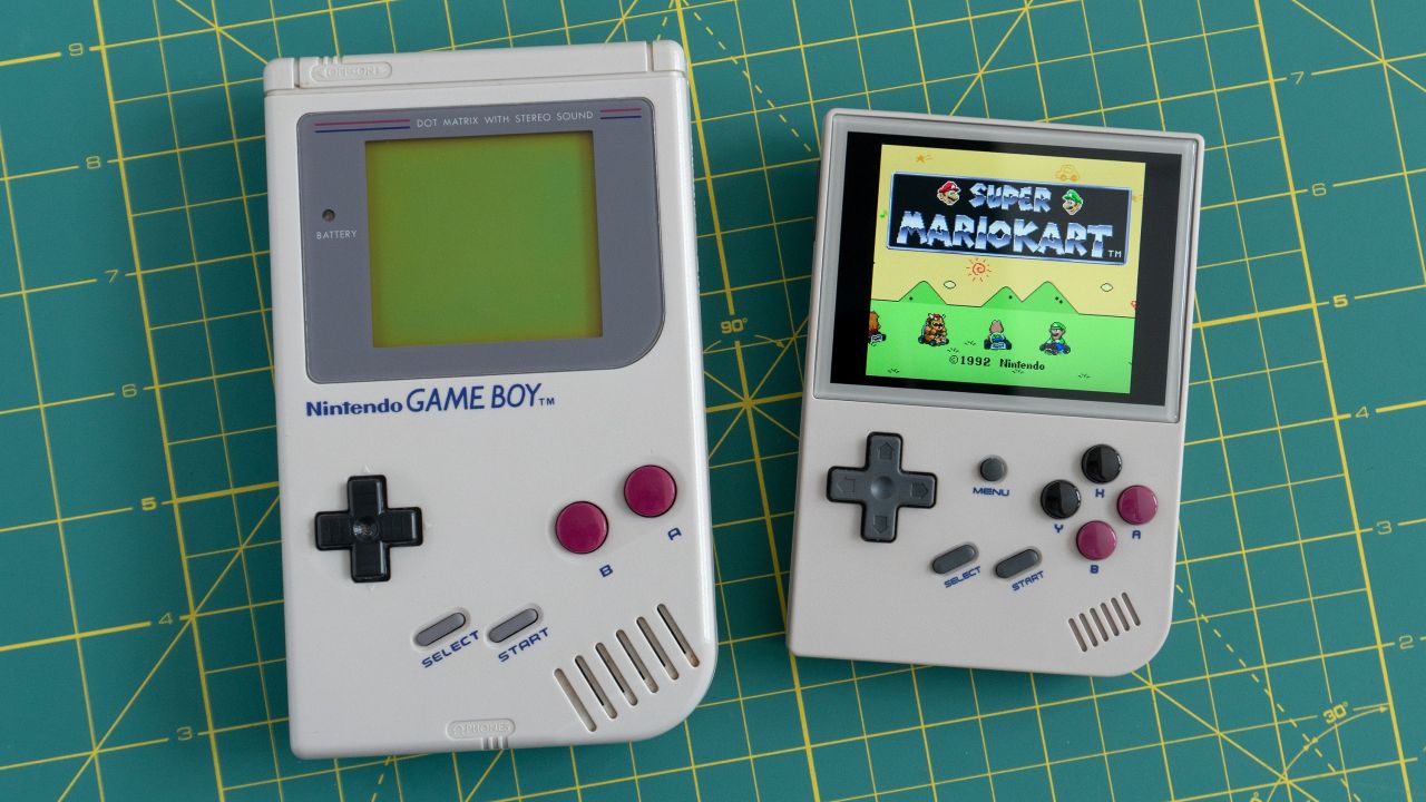 The original Nintendo Game Boy (left) next to the Anbernic RG35XX (right). (Photo: Andrew Liszewski | Gizmodo)