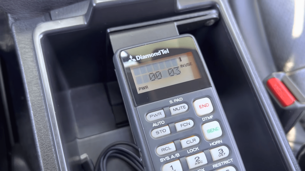 Un ingegnere del software ottiene un telefono per auto del 1993 da collegare a uno smartphone moderno
