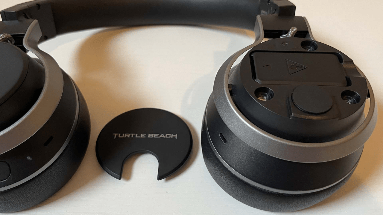 The Turtle Beach Stealth Pro has two batteries, which you can swap out by opening one of the earcups. (Photo: Dua Rashid / Gizmodo)