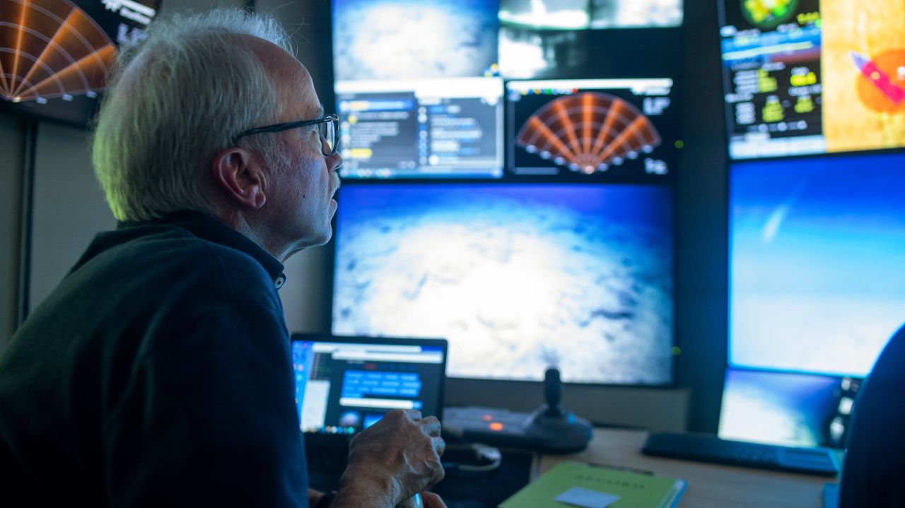 David Butterfield, de la Universidad de Washington, analiza las próximas transmisiones de video de ROV.  (Foto: Monica Naranjo Shepherd/Schmidt Ocean Institute)