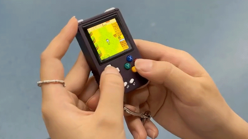 RG Nano è un clone di Game Boy delle dimensioni di un pacchetto di gomme da masticare